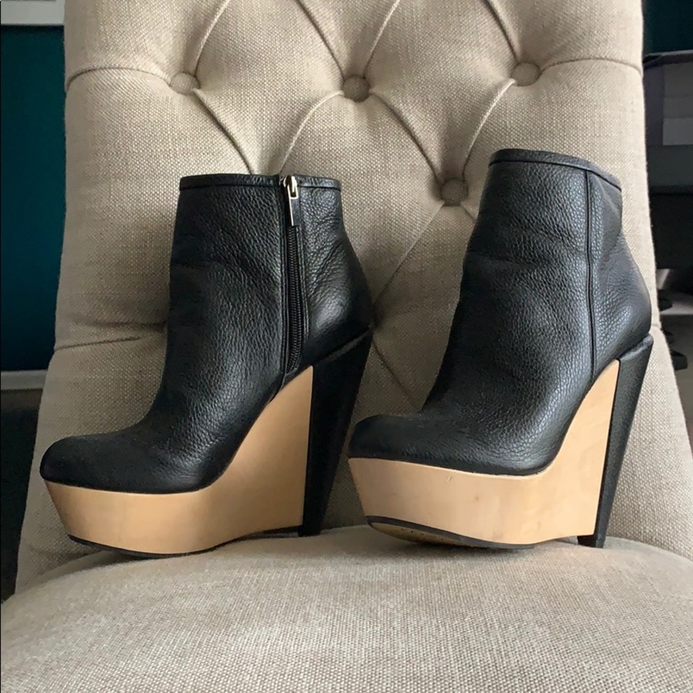 NWOT Kelsi Dagger platform booties